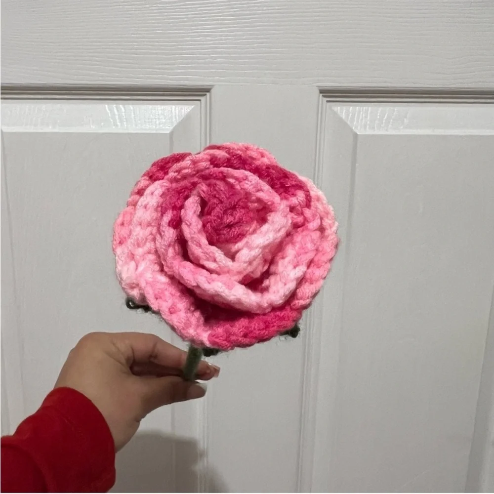 💗 *NEW* Handmade Crochet‎ Pink Ombré Rose w/ Stem